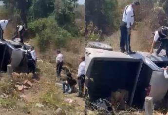 Agentes de tránsito rescatan a dos personas accidentadas en Culiacán | VIDEO