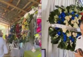 Corona de flores se mueve sola en pleno velorio enfrente de todos los asistentes | VIDEO