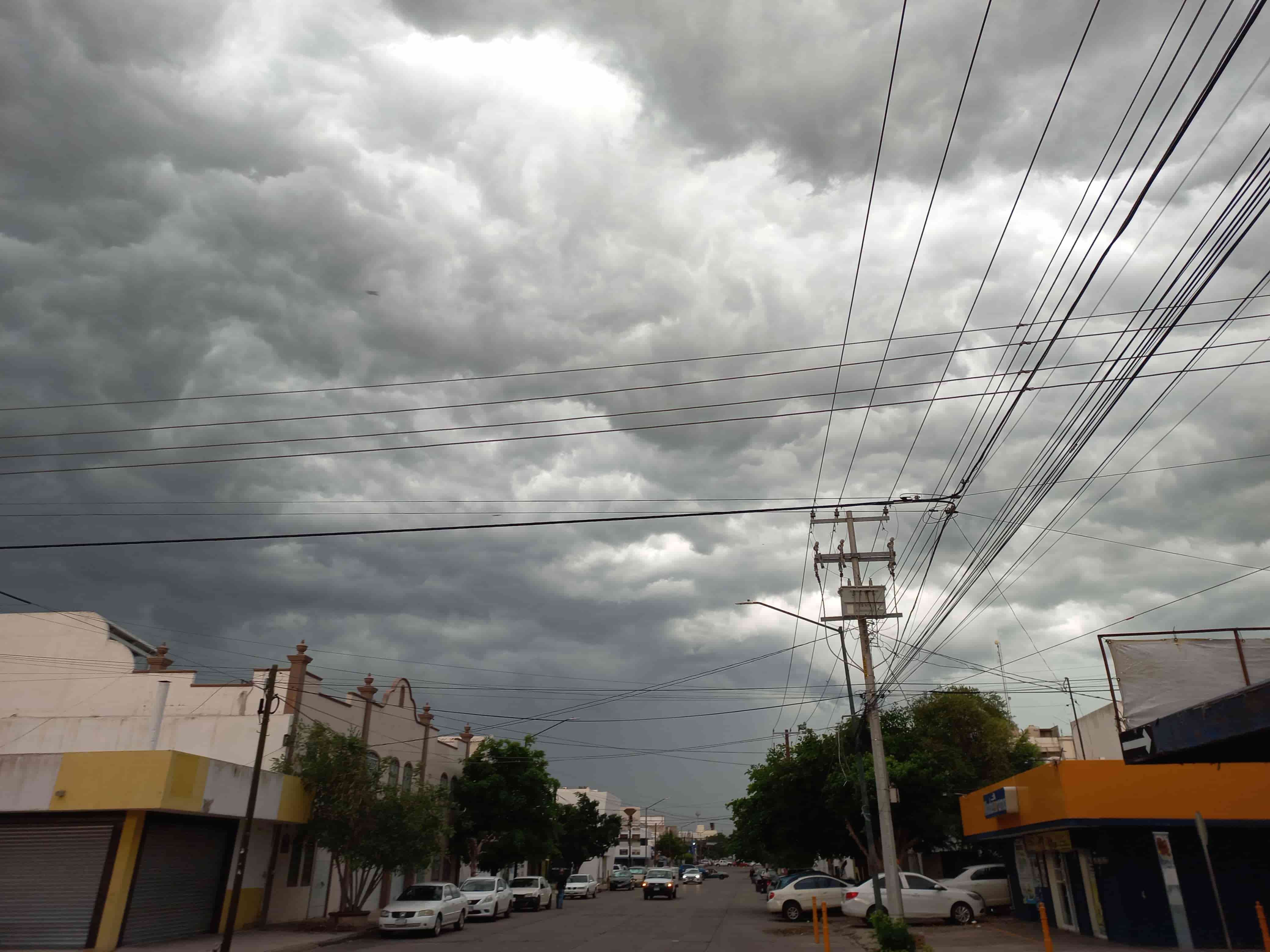 Llovizna sorprende a culiacanenses esta mañana de lunes 1 de abril. | FOTO: Luz Noticias.