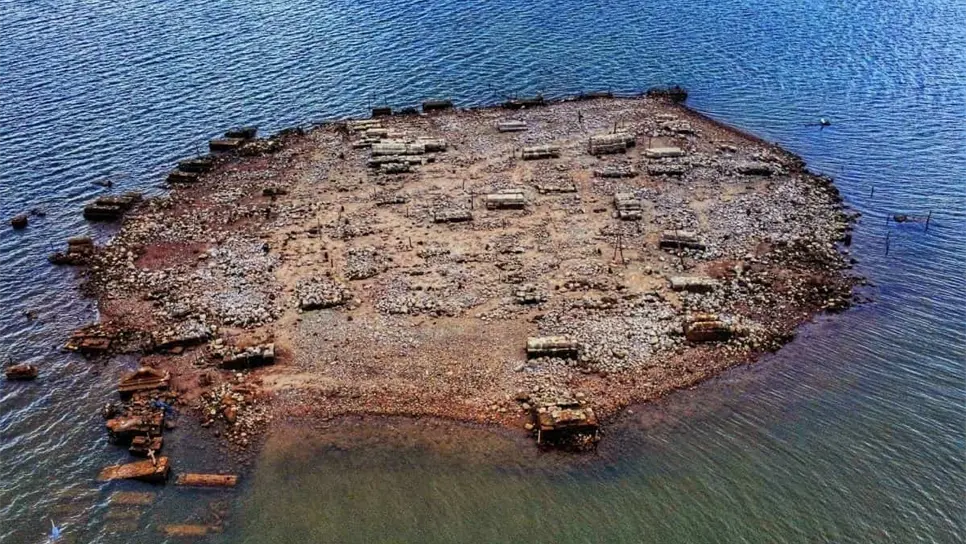 Así me mira desde las alturas el antiguo panteón en el vaso de la presa: FOTOS: El Pilotito