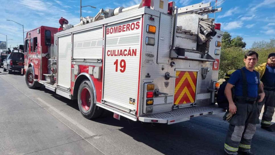 A plena luz del día, se incendia un carro en la colonia Valle Alto de Culiacán 