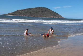 Salva Policía Acuática a tres jóvenes de morir ahogados en playas de Mazatlán