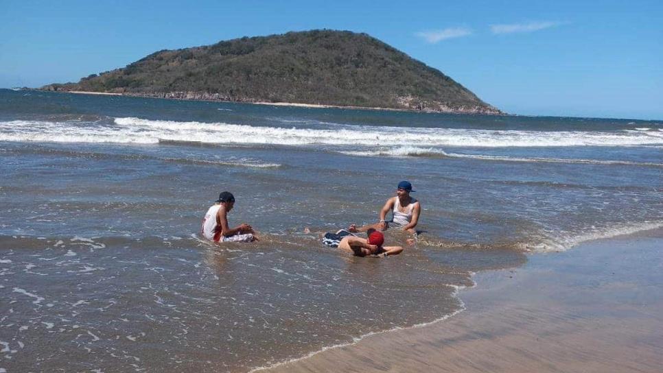 Salva Policía Acuática a tres jóvenes de morir ahogados en playas de Mazatlán