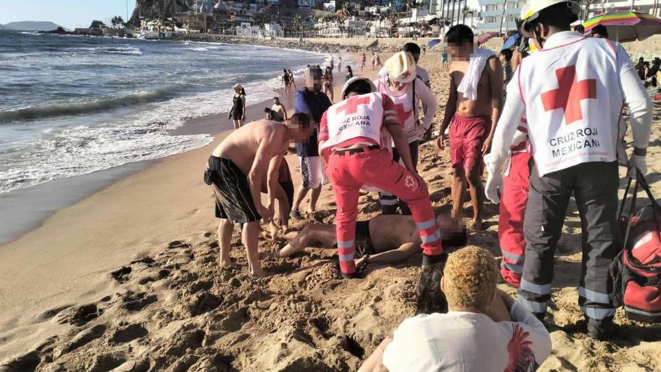 Policía Acuática de Mazatlán rescata a dos personas de morir ahogadas en playa Olas Altas