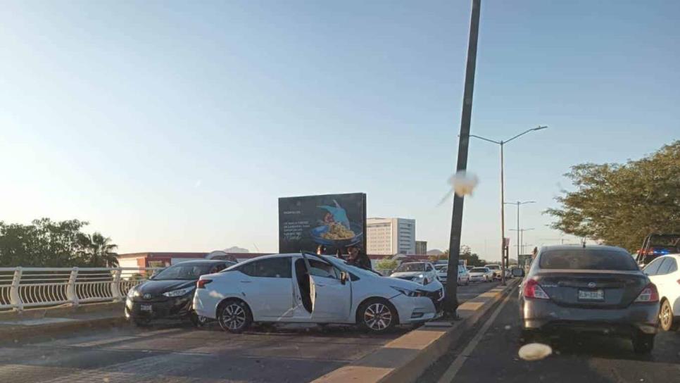 Vehículo choca y queda atravesado en el puente Teófilo Noris de Culiacán