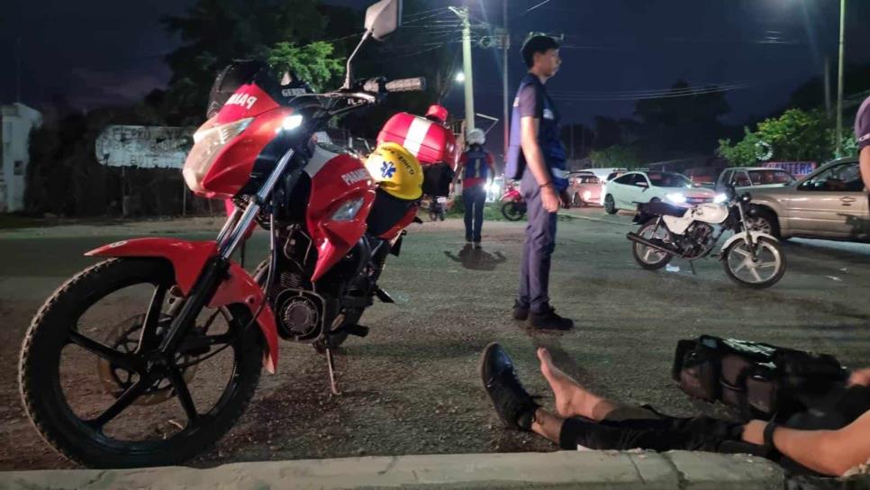 Dos adolescentes en motocicleta chocan contra un auto en Culiacán; el responsable se dio a la fuga