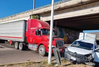 Tráiler se pasa un alto y embiste a una camioneta Renault en Culiacán 