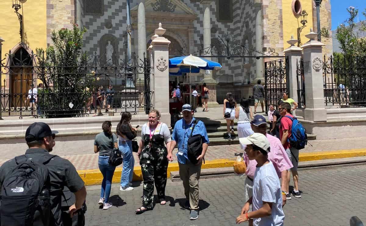 Turistas de Corea, Francia, España y EU arriban a Mazatlán para ver el Eclipse Solar 2024