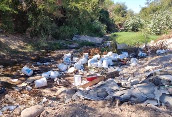 Arrojan varias cubetas con químicos por la colonia Colinas del Bosque en Culiacán 