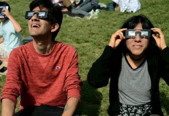 ¿Por qué los científicos recomiendan ver el eclipse solar  vestido de rojo y verde?