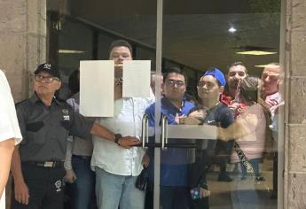 ¡Abran la puerta! IEES le niega la entrada a candidatos y simpatizantes del Frente Amplio