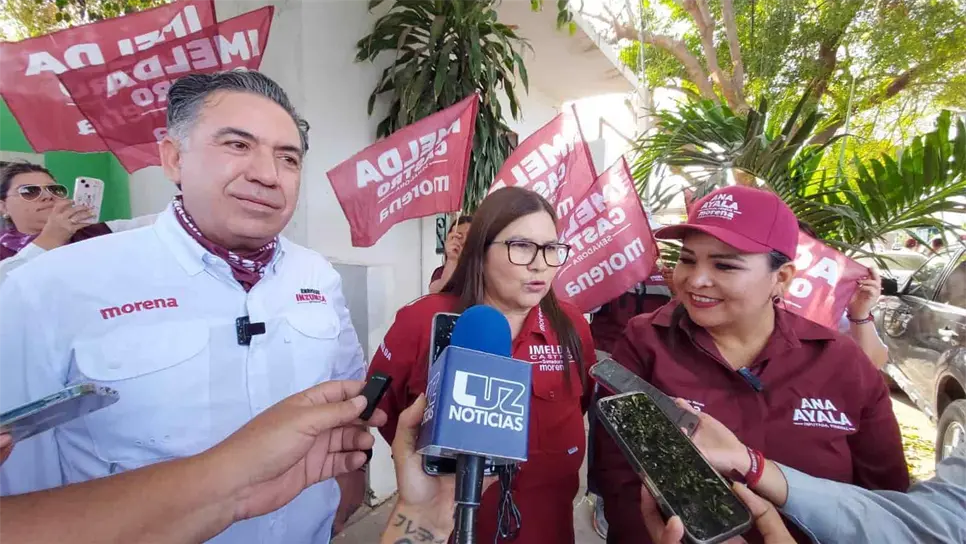 Imelda Castro Castro acompañada de Enrique Inzunza y Ana Ayala.
