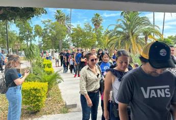 Eclipse solar: Largas filas en Los Mochis para obtener sus lentes certificados
