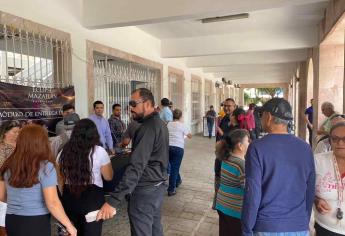 Llenos de emoción mazatlecos acuden al Ayuntamiento para adquirir lentes para el eclipse