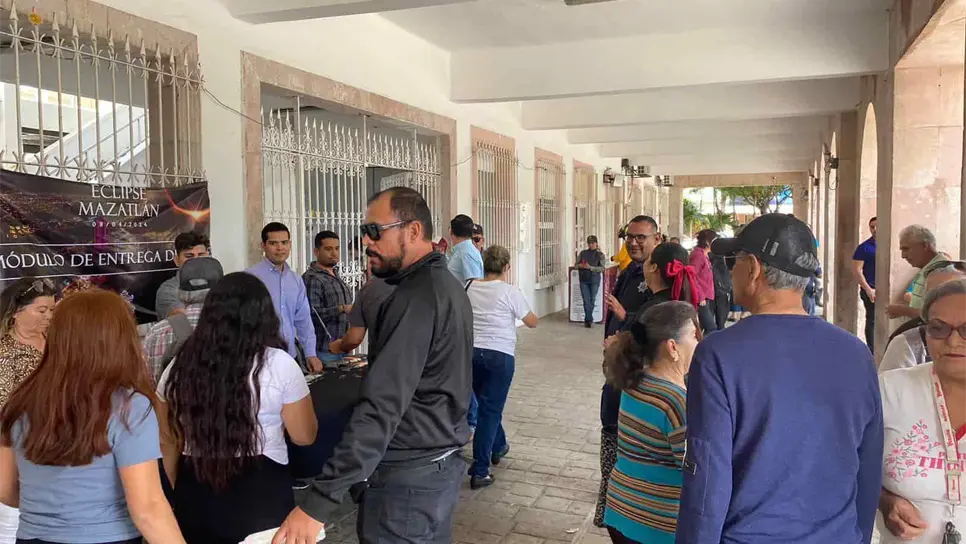 Mazatlecos acuden al Ayuntamiento para adquirir lentes para el eclipse. | FOTO: Luz Noticias.