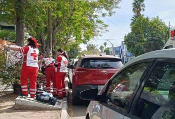 Paramédicos de Cruz Roja auxilian a mujer en labor de parto en Los Mochis