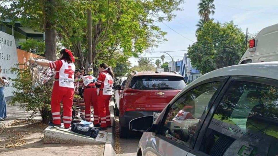 Paramédicos de Cruz Roja auxilian a mujer en labor de parto en Los Mochis