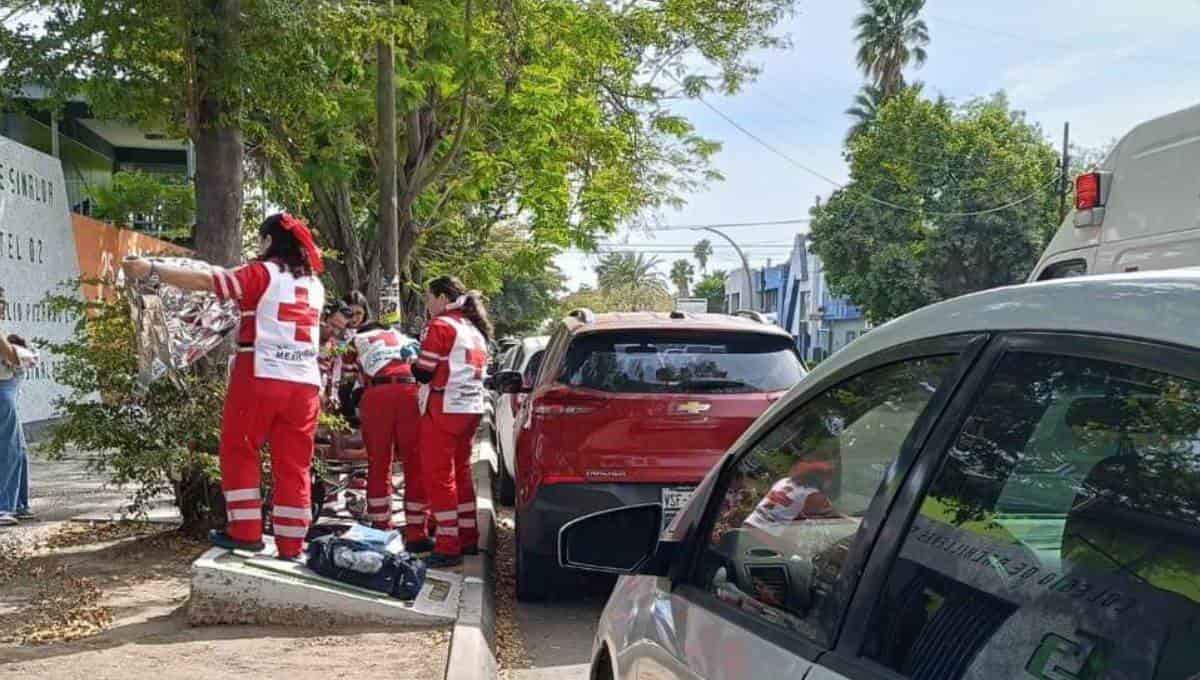 Los paramédicos la auxiliaron en la calle.
