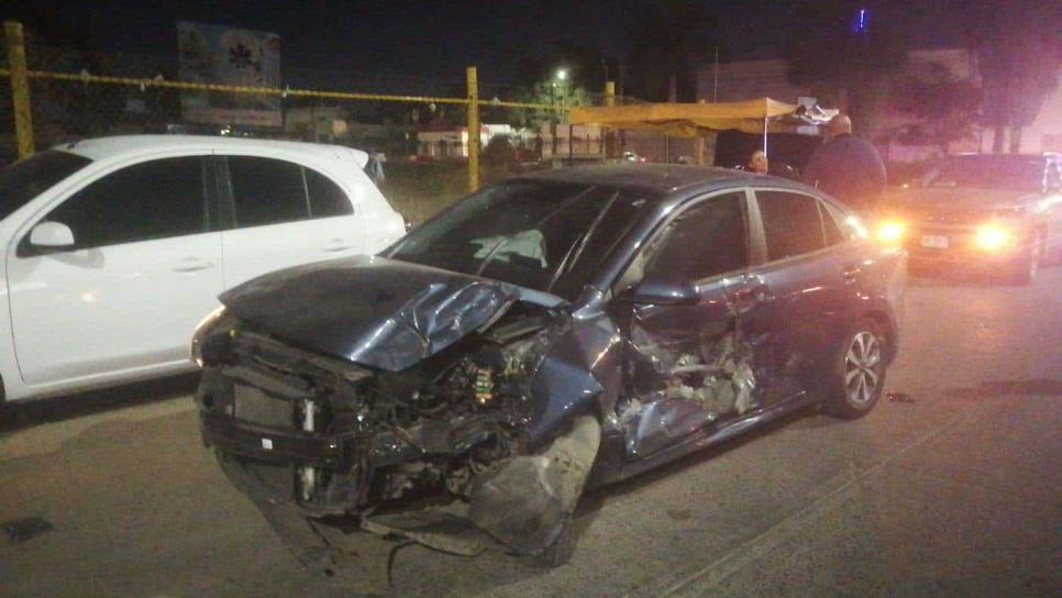 Conductor se pasa semáforo en rojo y choca dos autos por el Desarrollo Urbano Tres Ríos, en Culiacán