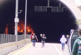 Se registra fuerte accidente en la Maxipista Mazatlán-Durango; reportan carros incendiados