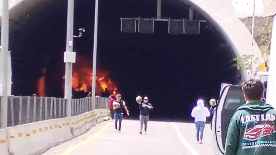 Se registra fuerte accidente en la Maxipista Mazatlán-Durango; reportan carros incendiados