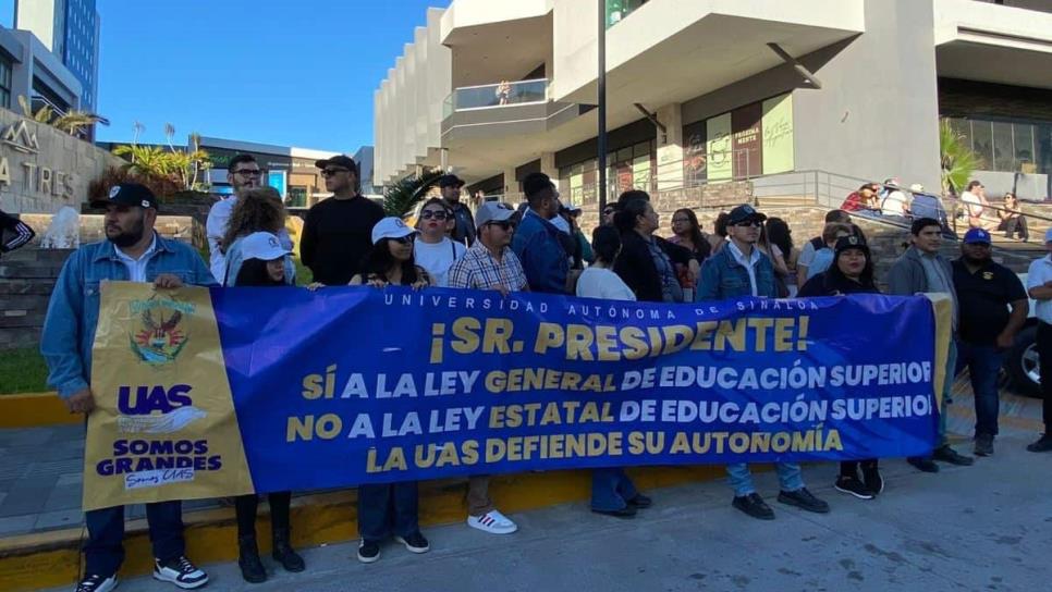 A su llegada a Mazatlán, manifestantes de la UAS exigen a AMLO «Alto a la Persecución Política»