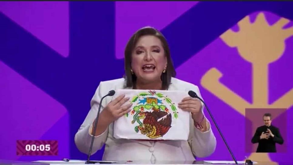 Xóchitl Gálvez presenta la bandera de México al revés en el Debate Presidencial del INE 