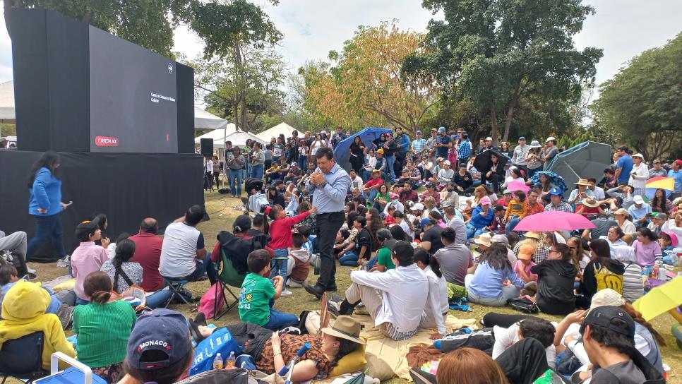 Miles de culiacanenses disfrutan del eclipse solar desde el Centro de Ciencias