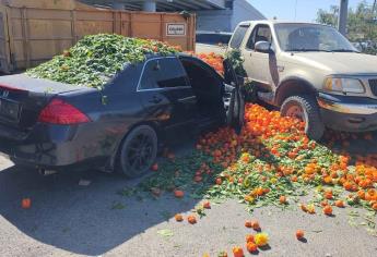 Sedán se estampa con camioneta que transportaba chile morrón en Cortines