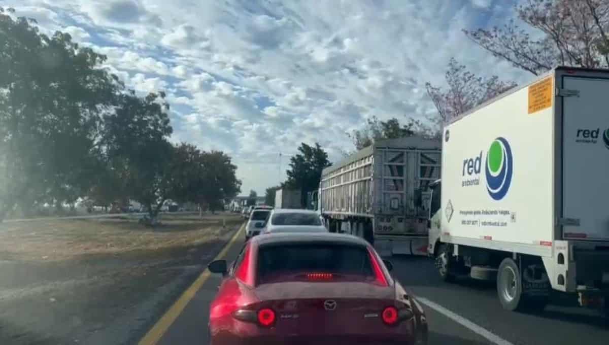 Miles de turistas se trasladan desde el centro y norte del estado hacia Mazatlán. FOTO: Cortesía