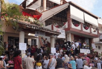 Manifestación de apoyo en Puerto Vallarta: Ciudadanos mexicanos defienden restaurante ante amenaza de cierre