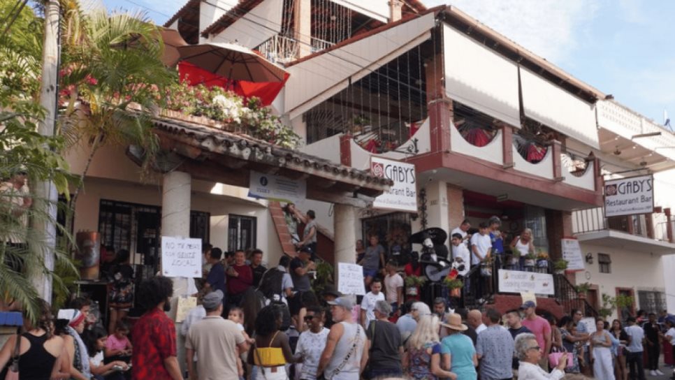 Manifestación de apoyo en Puerto Vallarta: Ciudadanos mexicanos defienden restaurante ante amenaza de cierre