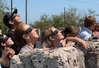 Espectadores se reúnen en el Museo El Fuerte-Mirador para Observar Eclipse Solar