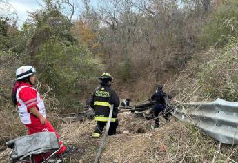 Chofer de tráiler queda prensado tras volcar su unidad cerca del Libramiento Mazatlán-Tepic 