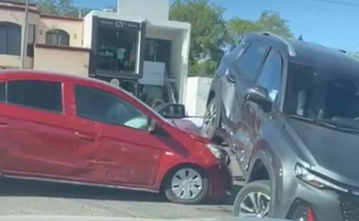 Dos personas resultaron heridas en una carambola  en la colonia Issstesin de Culiacán 