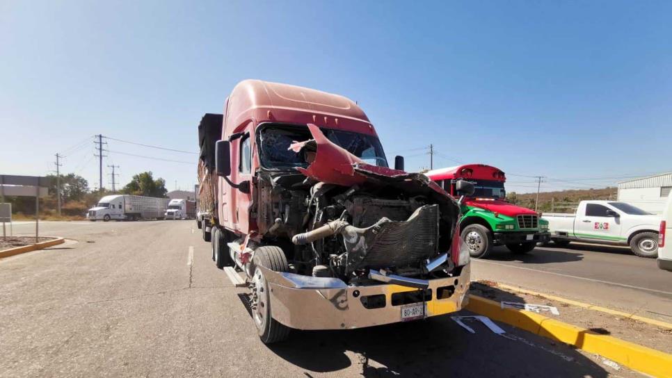 Accidentes en la México 15 provocan caos y largas filas en la salida de Los Mochis