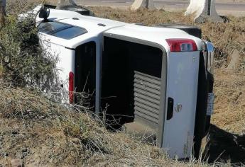 Dos jóvenes ilesos «de milagro» tras volcadura en La Cruz de Elota