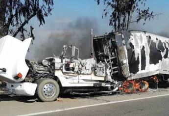 Incendio consume un tráiler sobre la Maxipista