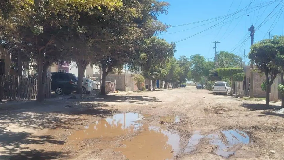 Habitantes viven entre aguas negras en la Colonia Siglo 21 de Los Mochis
