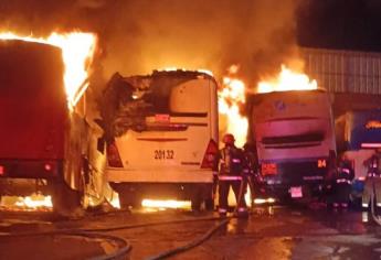 Fuego consume cinco camiones de transporte de personal en Mazatlán