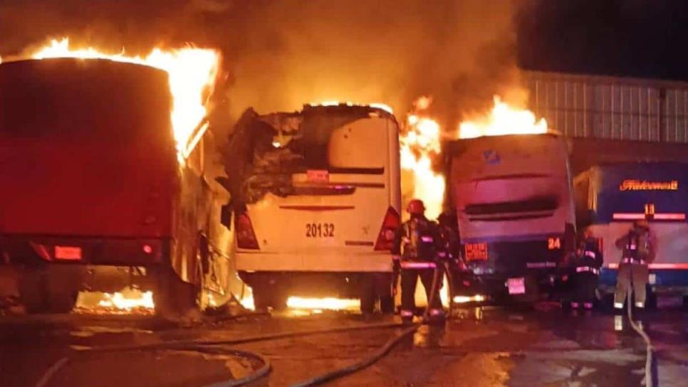 Fuego consume cinco camiones de transporte de personal en Mazatlán