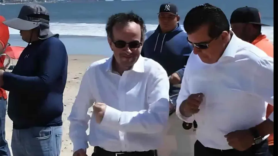 Embajador de Reino Unido toca y baila banda en Mazatlán | VIDEO