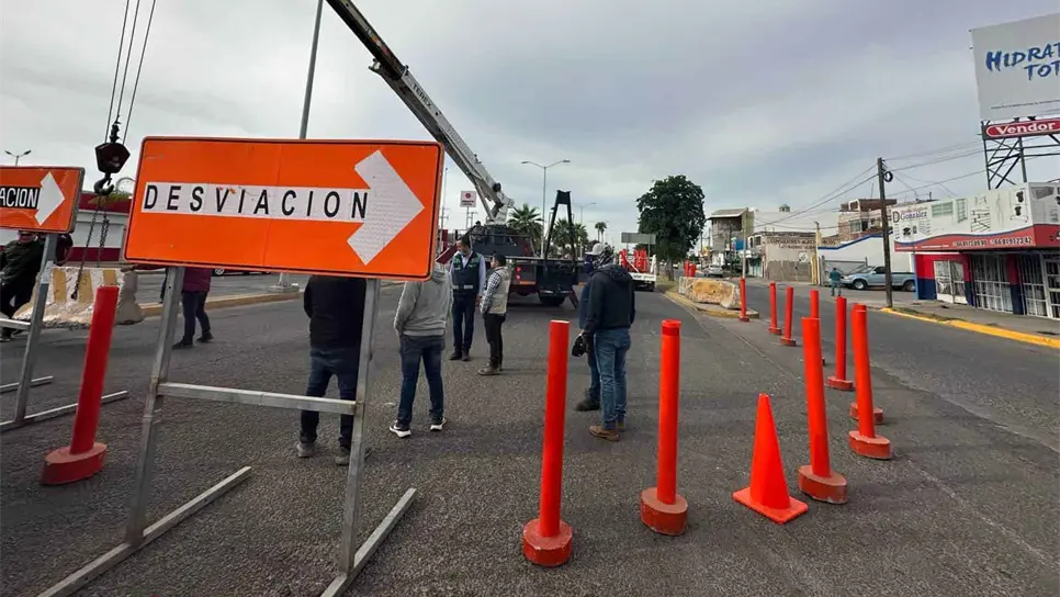 La desviación del tráfico será por los carriles laterales.