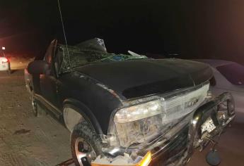 Conductor termina prensado tras chocar contra un tráiler en el Lateral 18, en Los Mochis