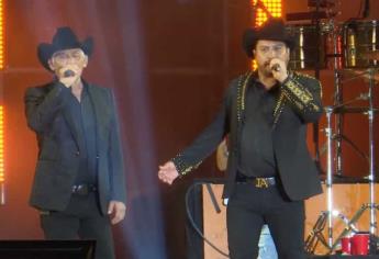 Así canta el papá de Julión Álvarez acompañado por los «Prófugos del Anexo» | VIDEO