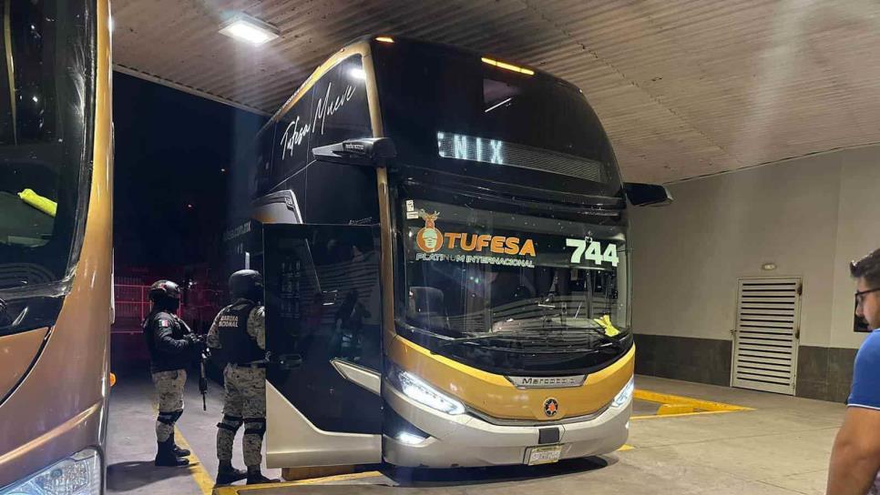 Policías de Guasave y Guardia Nacional resguardan centrales de camiones