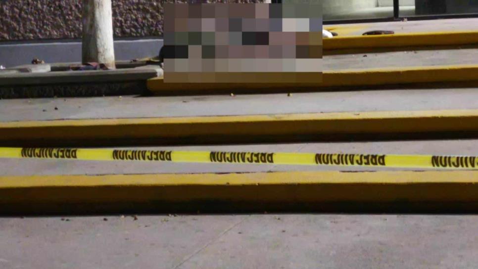 Indigente muere en la puerta de urgencias del IMSS en Los Mochis