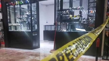 Casi 2 millones de pesos se llevan en asalto a joyería en plaza de Culiacán