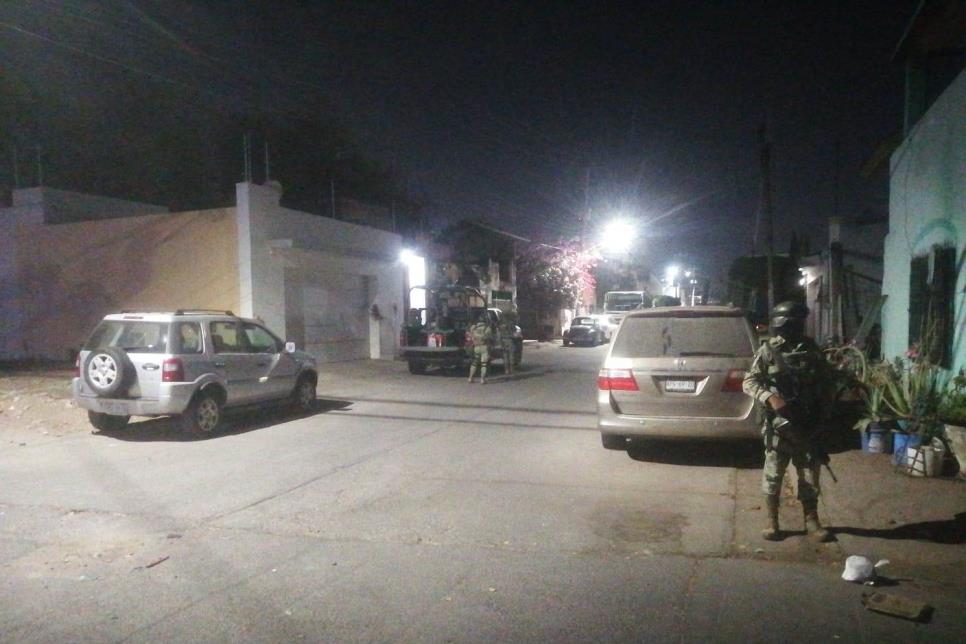 Militares resguardan una residencia en la colonia Tierra Blanca en Culiacán