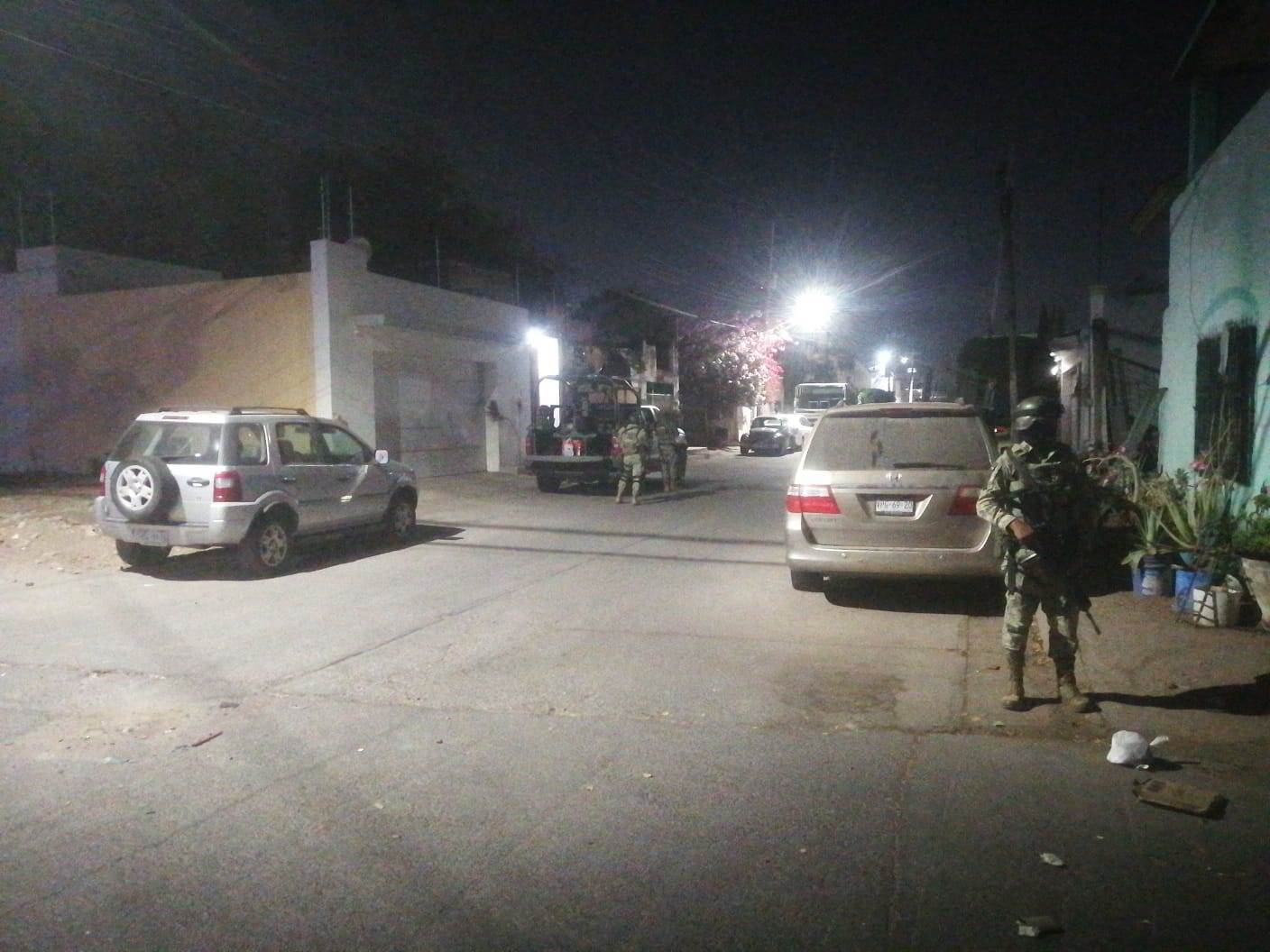 Militares resguardan una residencia en la colonia Tierra Blanca en Culiacán
